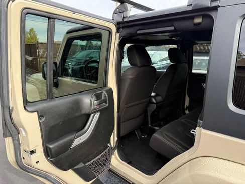 Used 2016 Jeep Wrangler Unlimited Sahara w/ Connectivity Group image 11