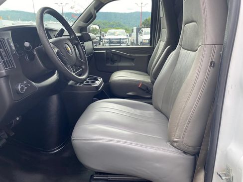 Used 2018 Chevrolet Express 2500 Extended RWD image 9