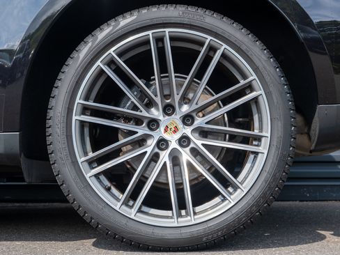 Used 2024 Porsche Macan AWD/4WD image 13