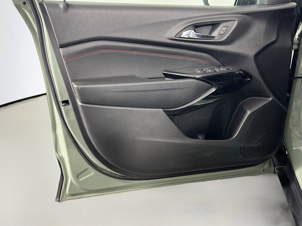 Used 2024 Chevrolet Trax RS w/ Sunroof Package FWD image 17