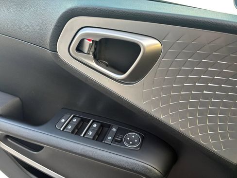 Used 2025 Kia Soul LX w/ LX Technology Package FWD image 22