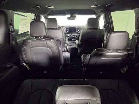 New 2026 Chrysler Pacifica Select FWD image 21