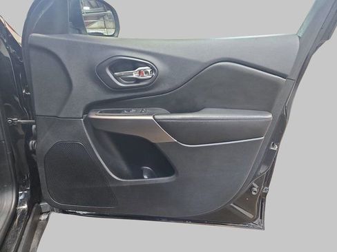 Used 2019 Jeep Cherokee Latitude w/ Cold Weather Group image 11