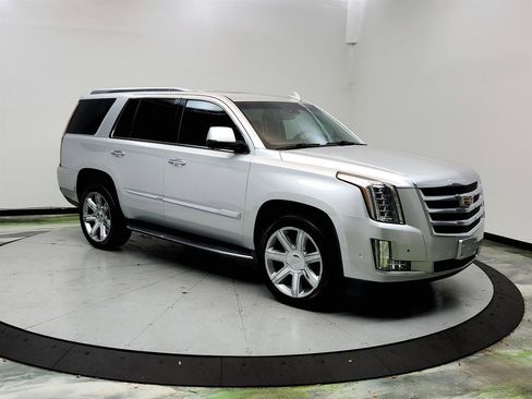 Used 2019 Cadillac Escalade Luxury RWD image 3