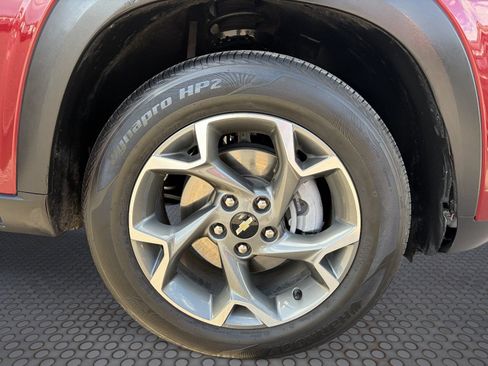 Used 2025 Chevrolet Trax LT w/ LPO, Blackout Package FWD image 10