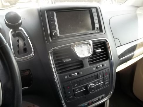 Used 2016 Chrysler Town & Country Touring FWD image 7