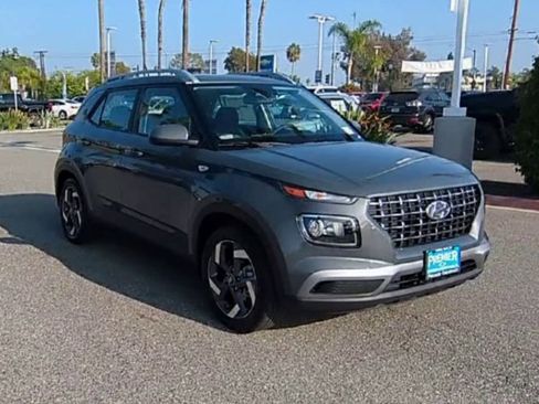Used 2025 Hyundai Venue SEL image 2