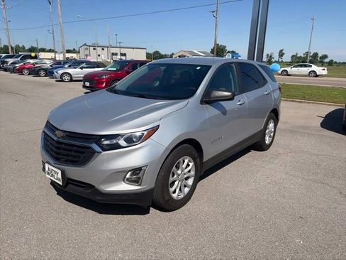 Used 2020 Chevrolet Equinox LS w/ LS Convenience Package FWD image 2