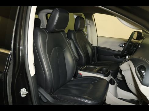 Used 2022 Chrysler Pacifica Touring-L image 29