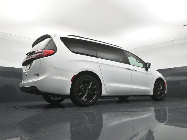 Used 2026 Chrysler Pacifica Limited w/ S Appearance Package AWD/4WD image 24