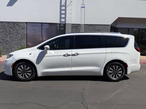 Used 2021 Chrysler Pacifica Touring-L image 8