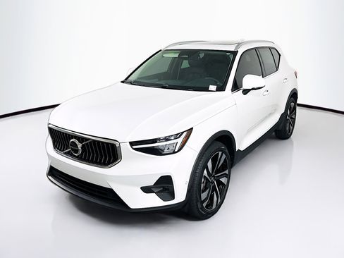 Used 2023 Volvo XC40 B4 Plus w/ Driver Assist Package FWD image 3