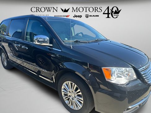 Used 2015 Chrysler Town & Country Touring-L w/ Trailer Tow Group FWD image 14