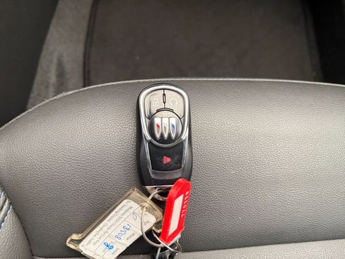 Used 2025 Buick Envista Sport Touring image 18