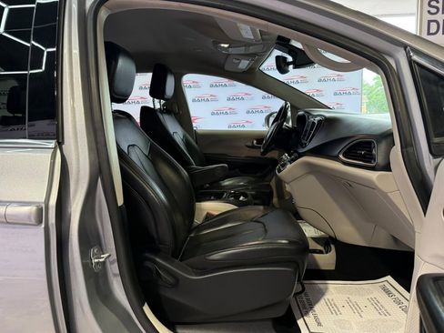 Used 2020 Chrysler Pacifica Touring-L FWD image 34