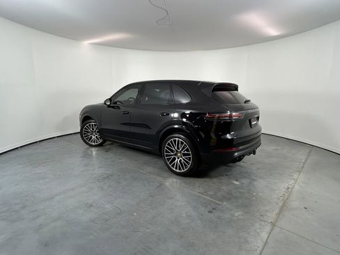 Used 2023 Porsche Cayenne AWD/4WD image 3
