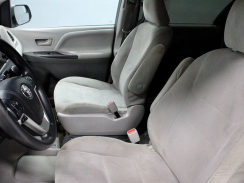 Used 2015 Toyota Sienna L image 23