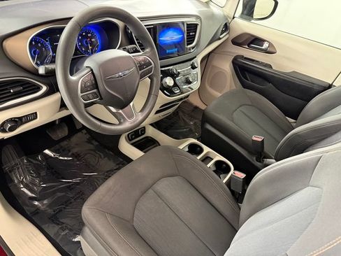 Used 2017 Chrysler Pacifica Touring FWD image 12