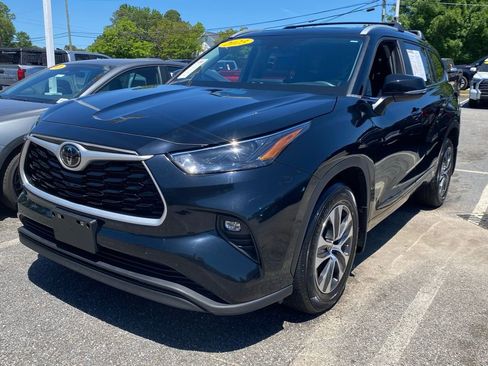 Used 2023 Toyota Highlander XLE AWD/4WD image 2