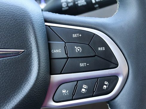 Used 2024 Chrysler Pacifica Touring-L FWD image 23