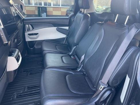 Certified 2024 Kia Carnival LX image 8