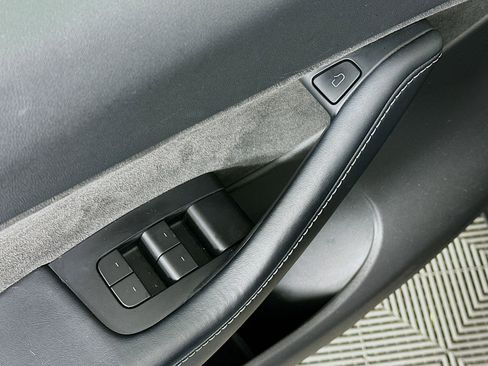 Used 2022 Tesla Model Y Long Range image 15