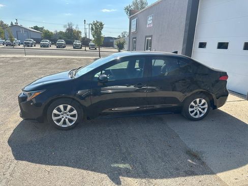 Used 2025 Toyota Corolla LE FWD image 4