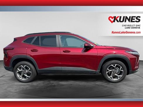 Used 2025 Chevrolet Trax LT w/ LT Convenience Package FWD image 3