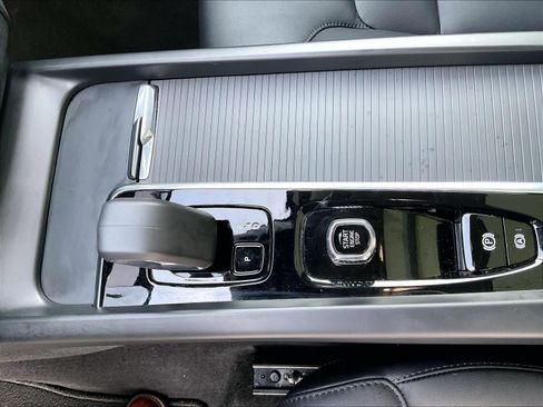 Used 2025 Volvo XC60 B5 Core image 19