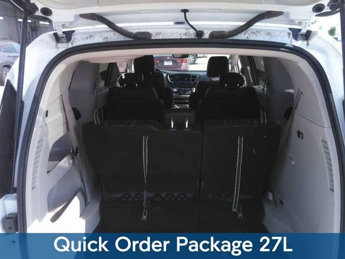 Used 2024 Chrysler Pacifica Touring-L FWD image 3