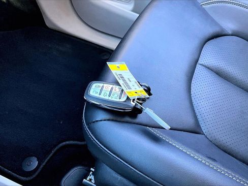 Certified 2024 Chrysler Pacifica Touring-L image 30