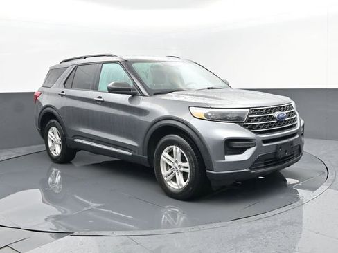Used 2023 Ford Explorer XLT AWD/4WD image 3
