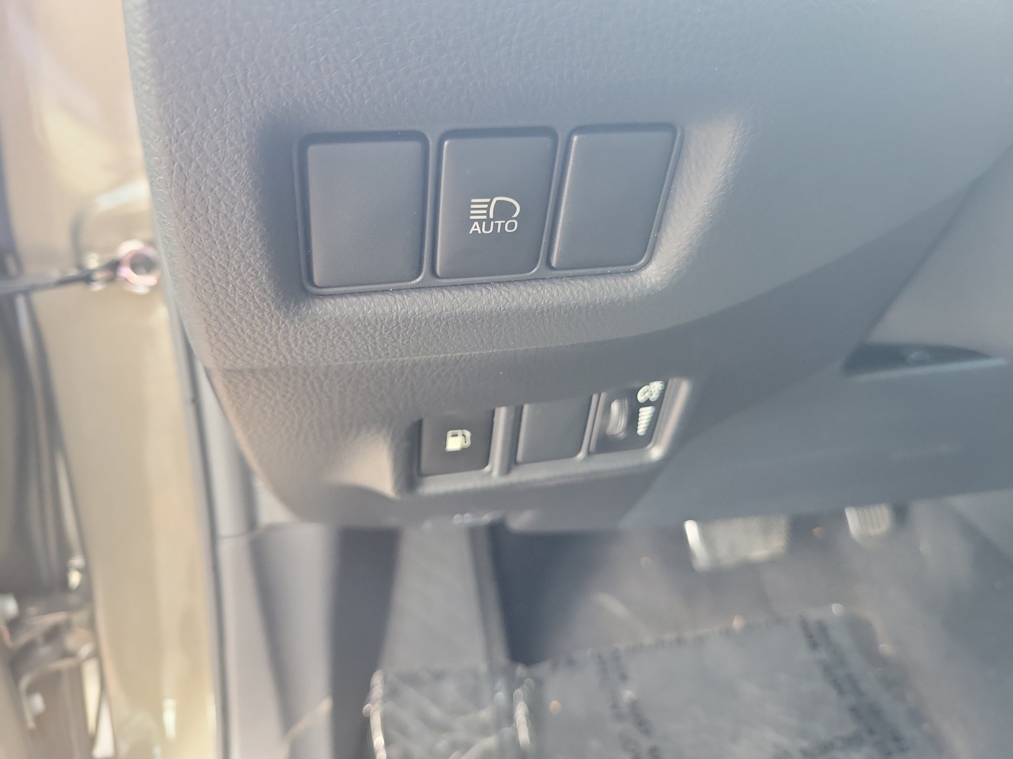Used 2021 Toyota C-HR XLE FWD image 23