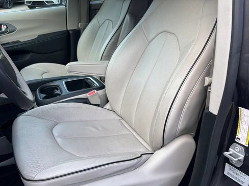 Used 2018 Chrysler Pacifica Limited w/ Advanced Safetytec Group FWD image 13