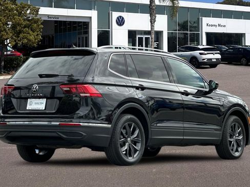 Used 2023 Volkswagen Tiguan SE w/ Panoramic Sunroof Package FWD image 4