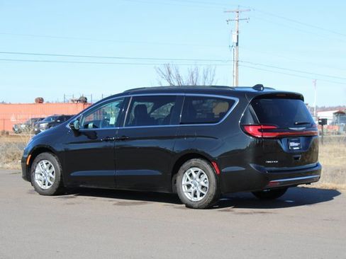Used 2022 Chrysler Pacifica Touring-L image 4