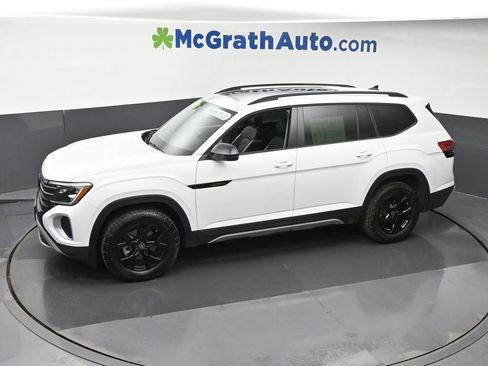 Used 2025 Volkswagen Atlas Peak Edition SE AWD/4WD image 25