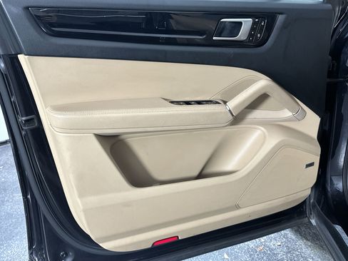 Used 2019 Porsche Cayenne image 33