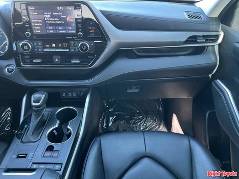Used 2022 Toyota Highlander XLE FWD image 18