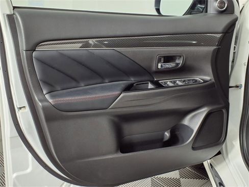 Used 2022 Mitsubishi Outlander LE image 22