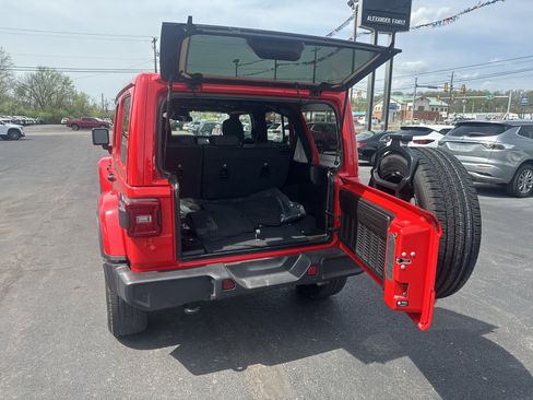 Used 2025 Jeep Wrangler Unlimited Sahara w/ Safety Group image 5