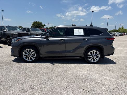 Used 2022 Toyota Highlander Limited FWD image 2