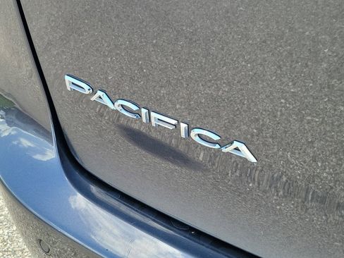 Used 2023 Chrysler Pacifica Touring-L FWD image 14