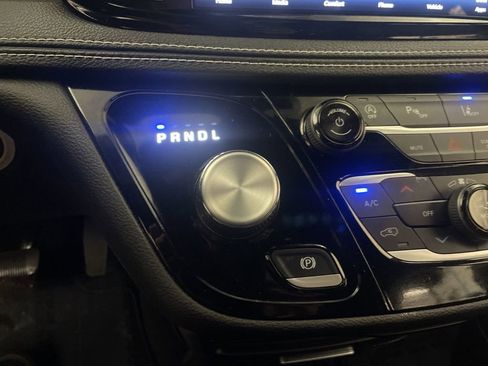 Used 2025 Chrysler Pacifica Select FWD image 9