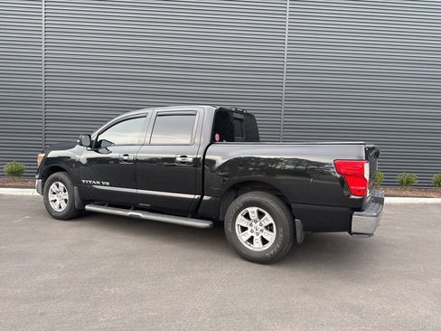 Used 2019 Nissan Titan SV image 3