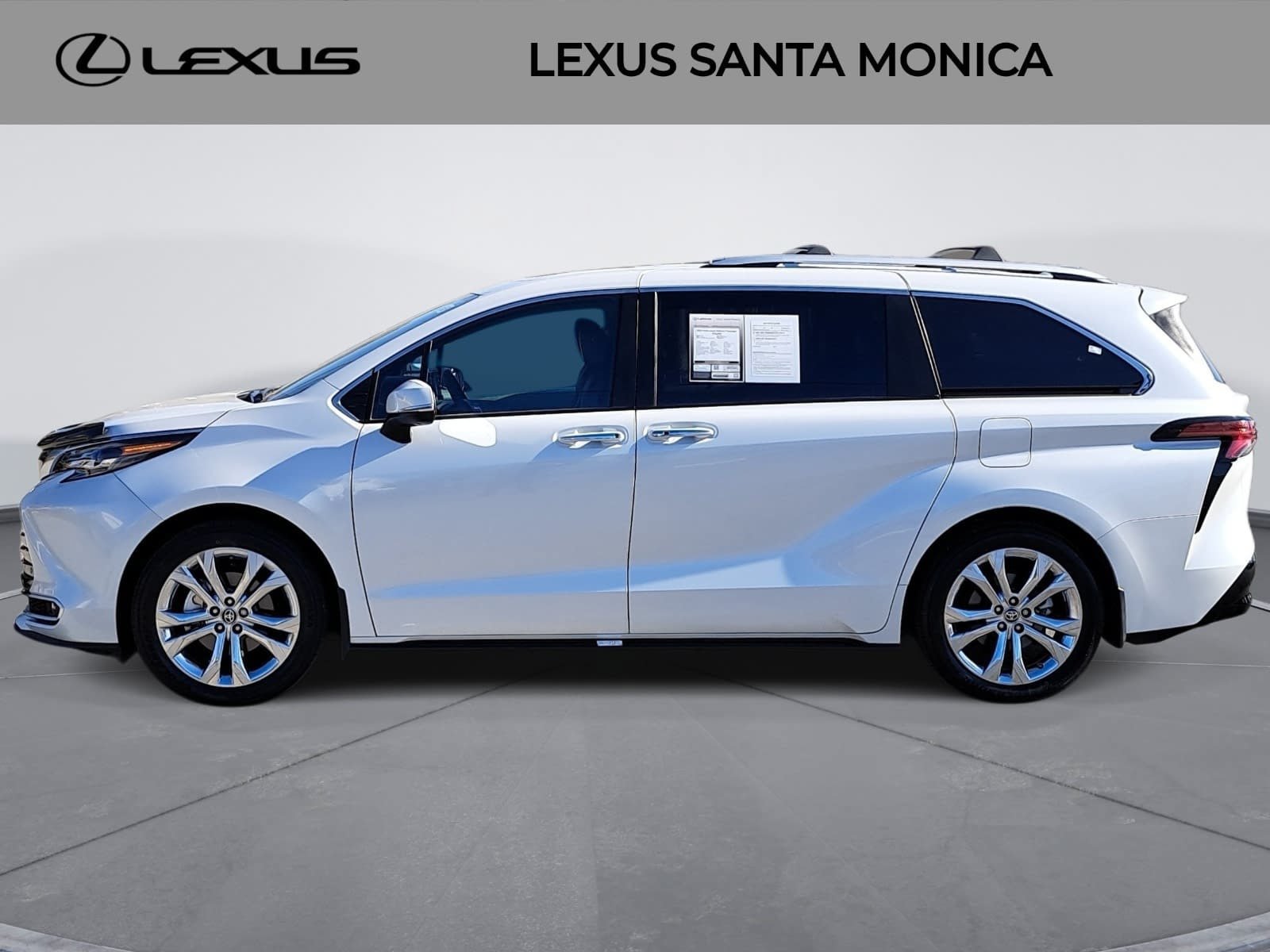 Used 2024 Toyota Sienna Platinum FWD image 8