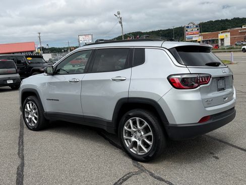 Used 2024 Jeep Compass Latitude AWD/4WD image 3