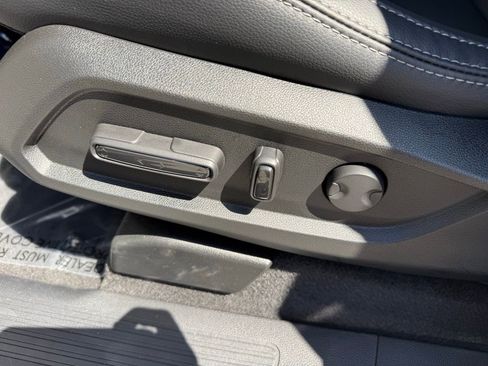 Used 2025 Honda Pilot Touring image 16