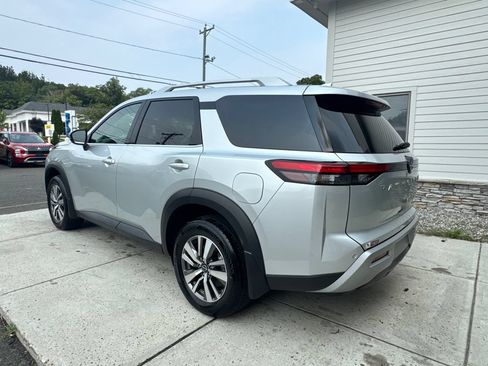 Used 2025 Nissan Pathfinder SL AWD/4WD image 8