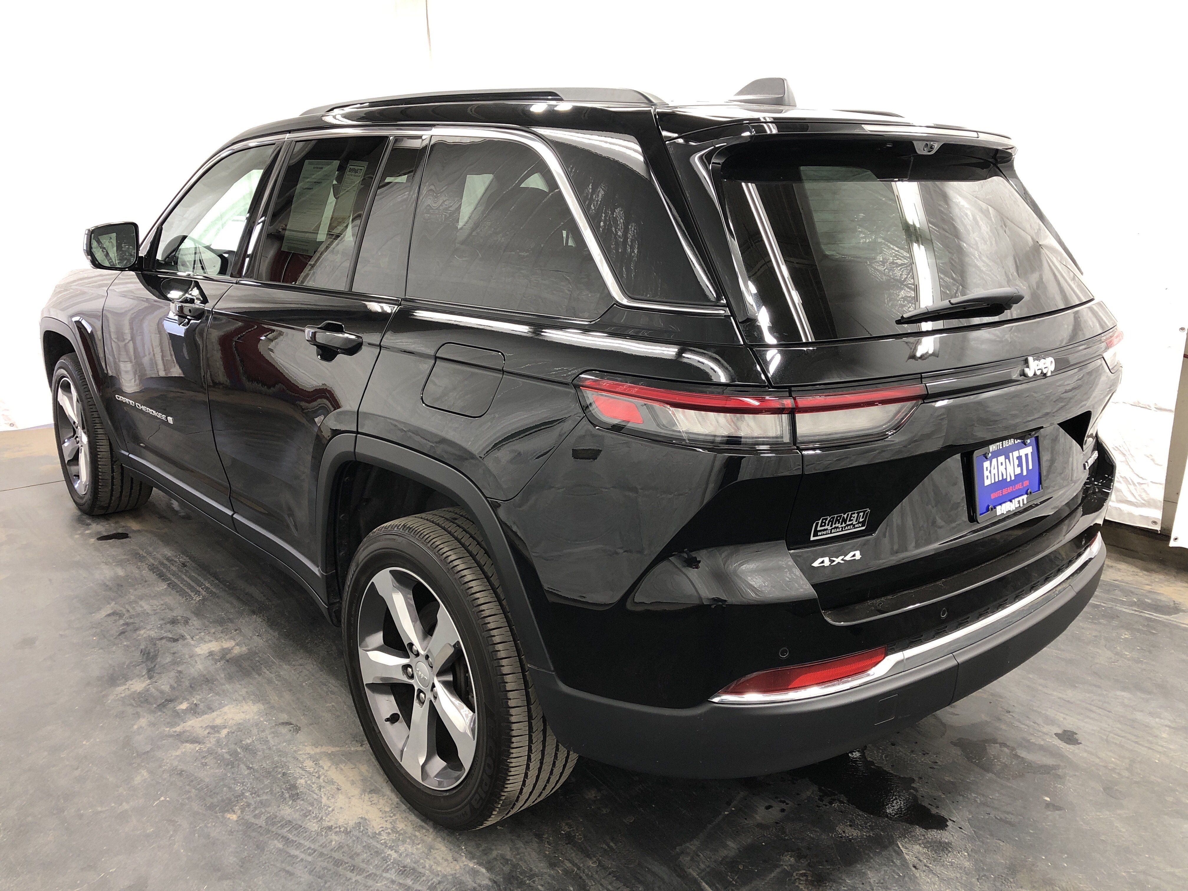 Certified 2025 Jeep Grand Cherokee Limited w/ Luxury Tech Group II AWD/4WD image 6